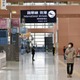 関空ロビー閑散、約8割欠航