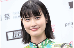 橋本愛、超ミニ丈で美ウエスト大胆披露 へそ出しルックに「腹筋すごい」「美の化身」と絶賛の声