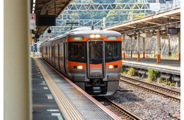 電車の前で並ぶ日本人。外国人に驚かれた”駅での日本人の行動”に「ビックリ」「いいルール」