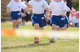 【初めての運動会で】1歳6ヶ月の我が子が…「頭にタオル巻いてる！？」どや顔の我が子の行動に拍手喝采