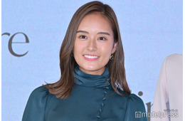 日テレ忽滑谷こころアナ、ショーパンから美脚スラリ「セクシー」「海が似合う」と反響