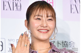 村上佳菜子、イケメン夫とのバースデーショット公開「幸せオーラ全開」「ラブラブ」と反響