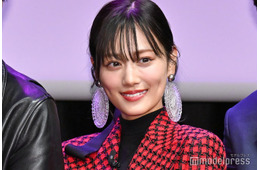 山下美月、ほっそり美脚際立つ衣装姿で登場 “恥ずかしい”趣味明かす「秘密にしていたんですけど」【六人の嘘つきな大学生】