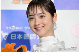 佐々木希、猫耳カチューシャ姿で愛犬を抱っこ「すっぴん？」「可愛すぎる」の声