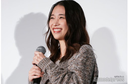 森川葵、美脚際立つミニ丈コーデで登場 “不在のボス”岡田将生は「すごく不思議な方」【アングリースクワッド 公務員と7人の詐欺師】