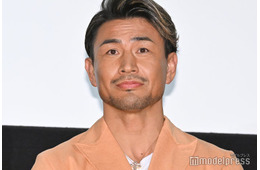 魔裟斗、長男とのおそろコーデ披露 顔出し2ショットに「イケメン親子」「憧れ」と絶賛の声