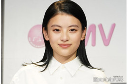 出口夏希、透けボトムから美脚のぞく「スタイル抜群」「可愛すぎる」と絶賛の声