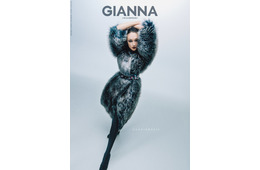 冨永愛「GIORGIO ARMANI」まとい魅惑的な化学反応 「GIANNA」初登場