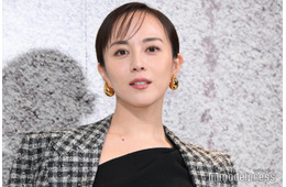 比嘉愛未、美デコルテちら見せ大人コーデ 2024年やり残したこと明かす【ボッテガ・ヴェネタ 麻布台ヒルズ オープニングイベント】