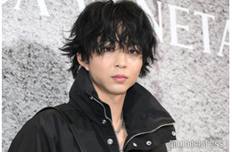 鈴木仁、ウェーブヘアで雰囲気ガラリ オールブラックでクールな着こなし【ボッテガ・ヴェネタ 麻布台ヒルズ オープニングイベント】