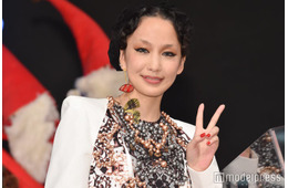 中島美嘉、愛猫と戯れる2ショットが話題「すっぴん？」「可愛いの大渋滞」