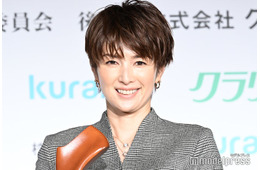 吉瀬美智子、ミニスカ×ニーハイブーツから美脚全開「スタイル抜群」「かっこいい」の声