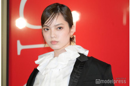 平手友梨奈、ミニ丈ボトムスからスラリ美脚輝く「見惚れちゃう」「スタイル抜群」との声