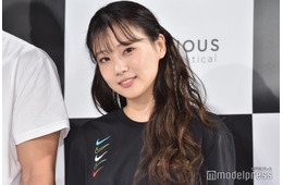 重盛さと美、白シャツからランジェリーちらり「セクシー」「破壊力すごい」と絶賛の声