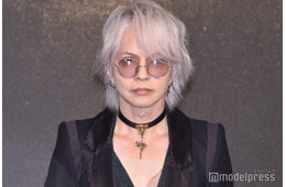 HYDE、上海ディズニーでジャック・スパロウと腕組み披露「絵になる」「映画に出てきそう」の声