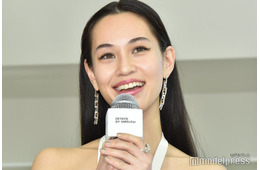 水原希子、恋人からバックハグで密着＆美脚ショットも 新年初投稿に反響「微笑ましい」「スタイル抜群」