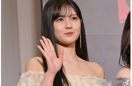 乃木坂46中村麗乃、オフショル×ミニ丈で美スタイル際立つ純白コーデ「妖精みたい」「ビジュ爆発」とファン悶絶