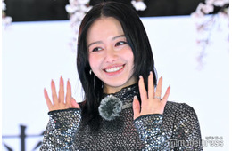 山本舞香、美背中ざっくりドレスで渋谷登場 夫・マイファスHiroとの“お花見予定”は？