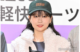 重盛さと美、美ウエストちら見せ へそ出しコーデに「神々しい」「スタイル抜群」と反響