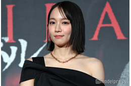 吉岡里帆、ワンショルドレスで登場 アクションシーンの撮影秘話明かす「朝までかかったり」【「ガンニバル」シーズン2】