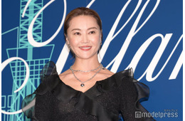 観月ありさ、夫・青山光司氏との結婚10周年を報告 豪華“記念日ショット”に「憧れる」「流石」の声