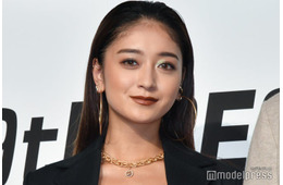みちょぱ、ミニ丈ゴルフウェア姿で美脚披露「スイングもスタイルも完璧」「綺麗」と反響