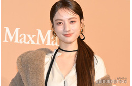 谷まりあ、色白美脚輝くミニスカ姿披露「お人形さんみたい」「珍しい」の声