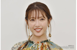 舟山久美子（くみっきー）、家族写真公開 モルディブでの誕生日祝いの様子に「ロマンチックで絵になる」「豪華すぎる」と反響