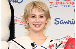 ホラン千秋、ミニスカから美脚披露「攻めてる」「圧巻のスタイル」と反響