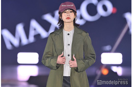 安斉星来、ミニスカから美脚スラリ クールなオーラ漂う【GirlsAward 2025SS】