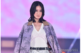 藤井夏恋、ニットトップスから美デコルテ披露 シルバーパンツで存在感【GirlsAward 2025SS】