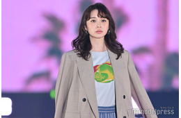 田鍋梨々花、ハイウエストショーパンからほっそり美脚際立つ【GirlsAward 2025SS】