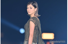 みちょぱ、透かし編みニット×大胆スリットの肌見せコーデで登場【GirlsAward 2025SS】
