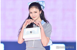 せいら、大きめリボンがキュート 美脚際立つ上品ルック【GirlsAward 2025SS】