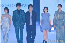 奥平大兼・出口夏希・佐野晶哉ら『か「」く「」し「」ご「」と「』キャスト「ガルアワ」に集結 ドレスアップでお揃い“「」ポーズ”【GirlsAward 2025SS】