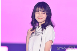 上坂樹里、シルバーチェーンが新鮮 白T×デニムのシンプルコーデ【GirlsAward 2025SS】