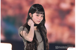 Girls2原田都愛、美脚際立つストリートコーデ ヌーディーリップがクール【GirlsAward 2025SS】