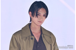 岩瀬洋志、クールな視線でオーラ放つ【GirlsAward 2025SS】