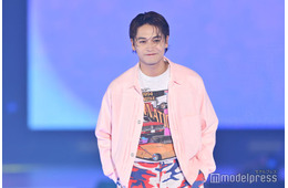 井上想良、柄物×ピンクシャツの組み合わせコーデ【GirlsAward 2025SS】