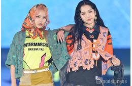 UN1CON・KOKORO＆JOA、2人揃ってミニ丈で美スタイル カラフルコーデで存在感【GirlsAward 2025SS】