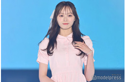 乃木坂46梅澤美波、春っぽピンクワンピでキュートに決める【GirlsAward 2025SS】