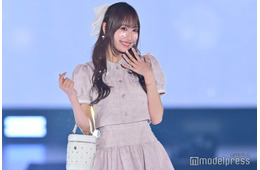 SKE48野村実代、頬のリボンに視線集中 ミニスカセットアップでガーリーに【GirlsAward 2025SS】