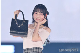 SKE48井上瑠夏、肩開きトップスで上品な雰囲気 目元にラメ輝く【GirlsAward 2025SS】