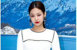 BLACKPINKジェニー、紐ビキニで驚異の美ボディ披露「骨格がレベチ」「神スタイル」と反響