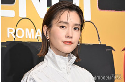 桐谷美玲、スーパーロングヘアで印象ガラリ 美脚輝くミニ丈衣装姿に「骨格が桁違い」「お人形さんみたい」の声