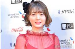 花澤香菜「鬼滅の刃」甘露寺蜜璃ヘア披露 ピンク×黄緑の三つ編み姿に「似合いすぎ」の声