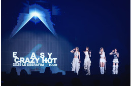 LE SSERAFIM、初のワールドツアー日本公演が開幕 HUH YUNJIN欠席も4人で圧巻パフォーマンス