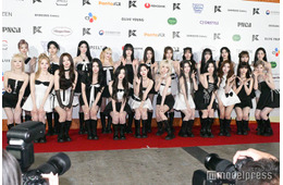 tripleS、24人で登場 モノトーンドレスアップ姿【KCON JAPAN 2025／レッドカーペット】