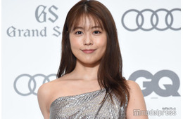 有村架純、ミニ丈から色白美脚スラリ「圧巻スタイル」「腰の位置が高い」と反響