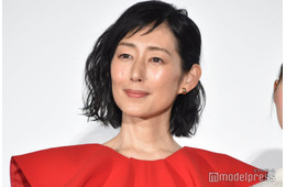 木村多江、両親との幼少期3ショット公開「優しい雰囲気そっくり」「お揃いの服可愛い」と反響